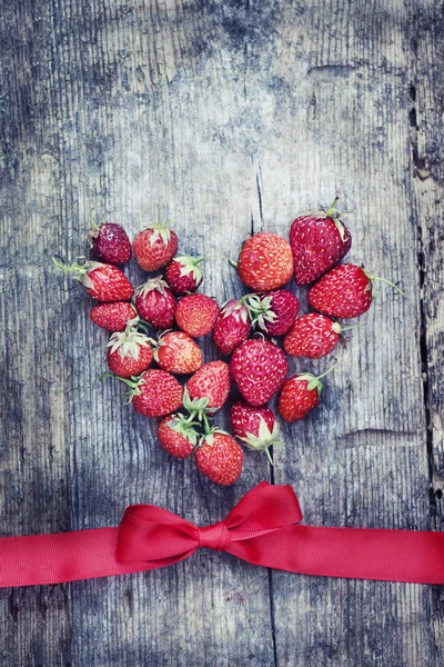 Fresas Rojas Maduras Forma Corazón Sobre Mesa Madera Con Cinta — Foto de Stock