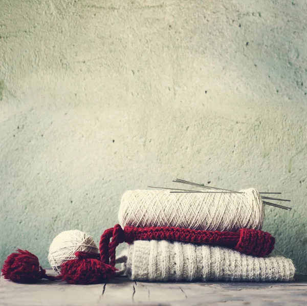 뜨개질 바늘과 테이블 원사의 — 스톡 사진