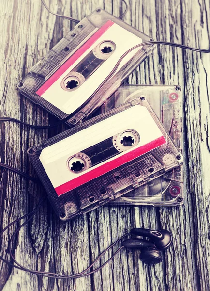 Kleurrijke Cassettes Met Koptelefoon Houten Achtergrond — Stockfoto