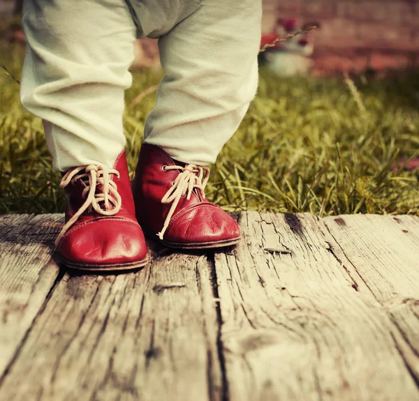 Petit Garçon Debout Dans Des Chaussures Rouges Sur Surface Bois — Photo