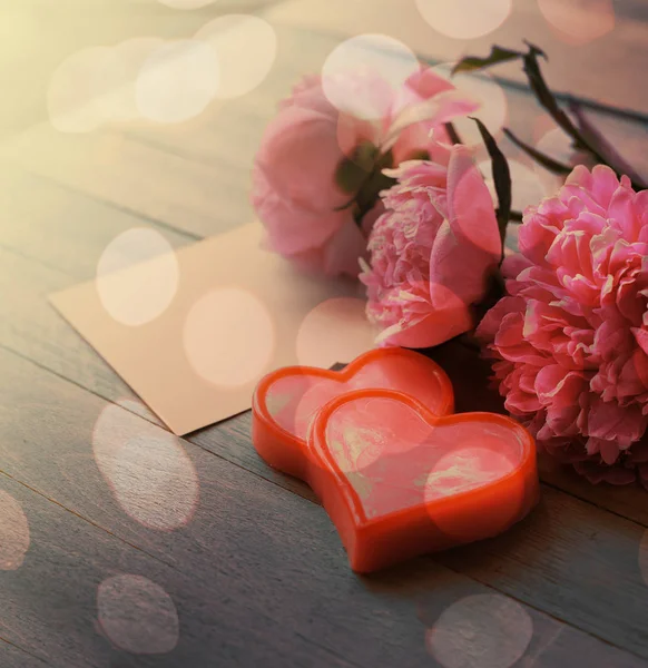 Peonías Frescas Con Plantilla Corazones Sobre Mesa Madera — Foto de Stock