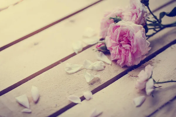 新鲜粉红牡丹玫瑰木桌 — 图库照片