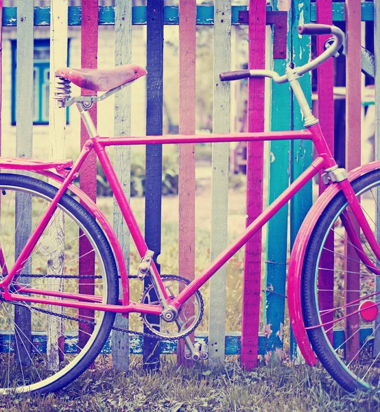 Vintage Cykel Stående Färgglada Staket — Stockfoto