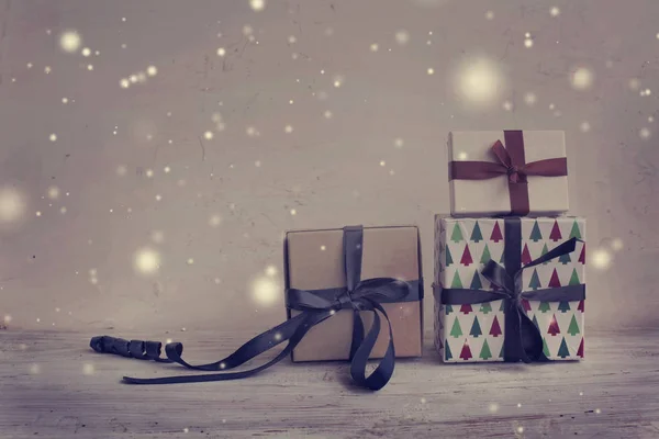 Крупный План Завернутых Рождественских Подарков Размытом Фоне — стоковое фото