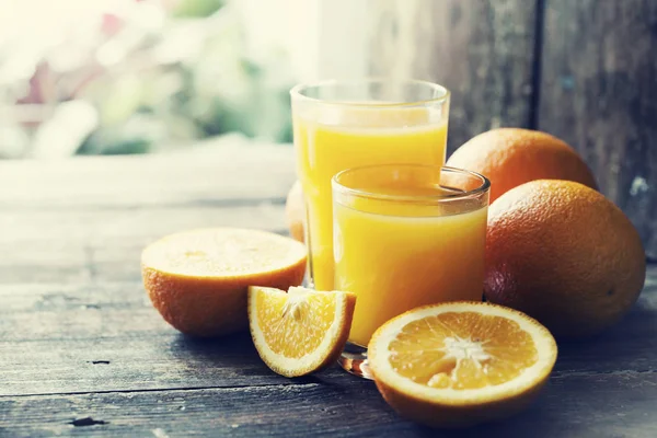 Апельсиновый Сок Апельсинами Фоне Дерева — стоковое фото