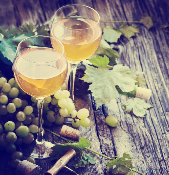 Glazen Voor Wijn Druivenmost Kurken Houten Tafel — Stockfoto