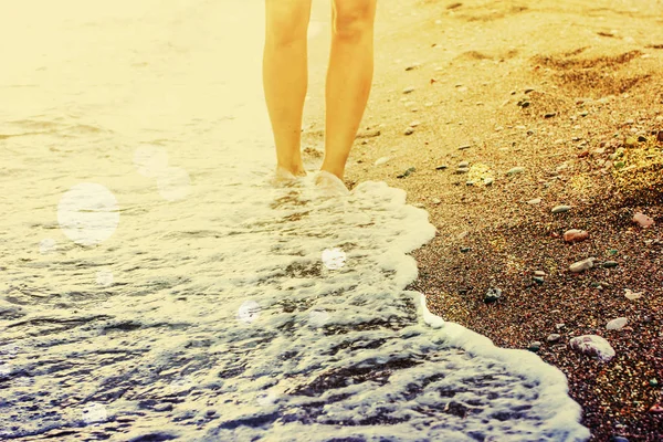 Низький Кут Зору Жіночих Голих Ніг Піску Пляжі — стокове фото