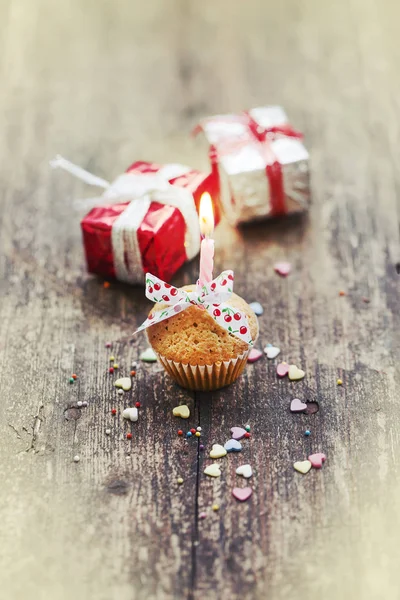 Vista Primer Plano Cupcake Con Velas Coloridas Decoraciones Navidad Estilo —  Fotos de Stock