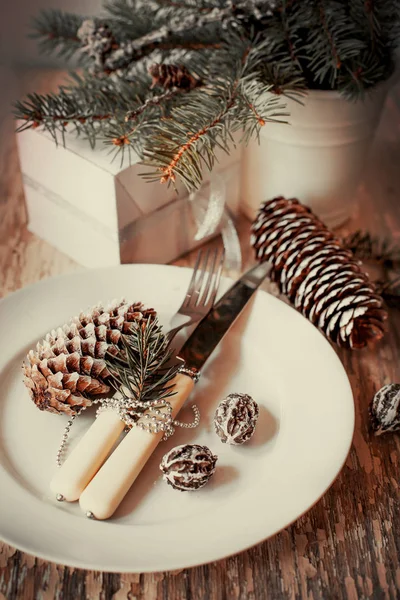 Vue Rapprochée Table Servie Pour Dîner Noël Décorée Cônes Pin — Photo