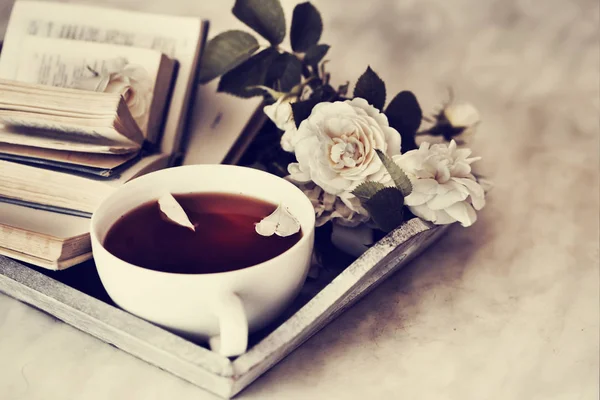 テーブルの上の素敵なカップで食欲をそそるハーブのお茶 — ストック写真