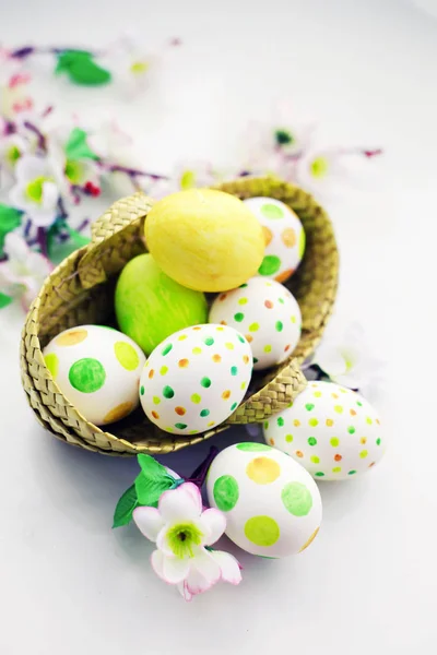 Huevos Pintados Colores Cesta Sobre Fondo Blanco — Foto de Stock