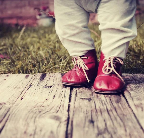 Petit Garçon Debout Dans Des Chaussures Rouges Sur Surface Bois — Photo