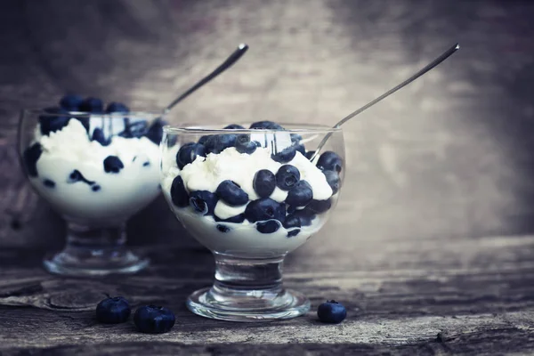 Primo Piano Vista Del Gelato Con Mirtilli Sullo Sfondo Legno — Foto Stock