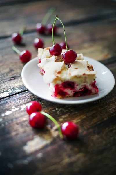 Torta Ciliegie Appetitoso Sfondo Legno — Foto Stock