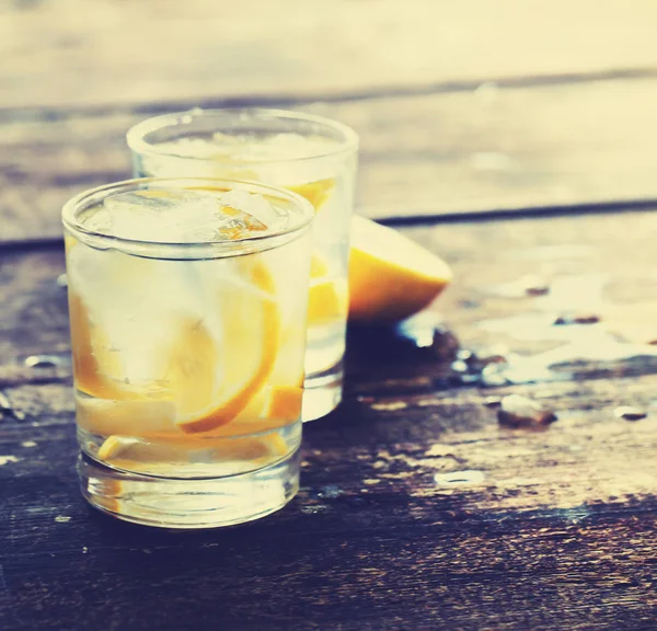 Twee Glazen Met Limonade Houten Tafel — Stockfoto