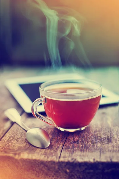 木制表面的热茶和数字平板电脑杯 — 图库照片