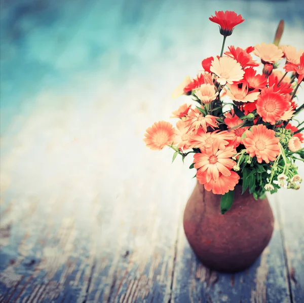 Kytice Červených Chryzantémy Rustikálním Váza Dřevěný Stůl — Stock fotografie