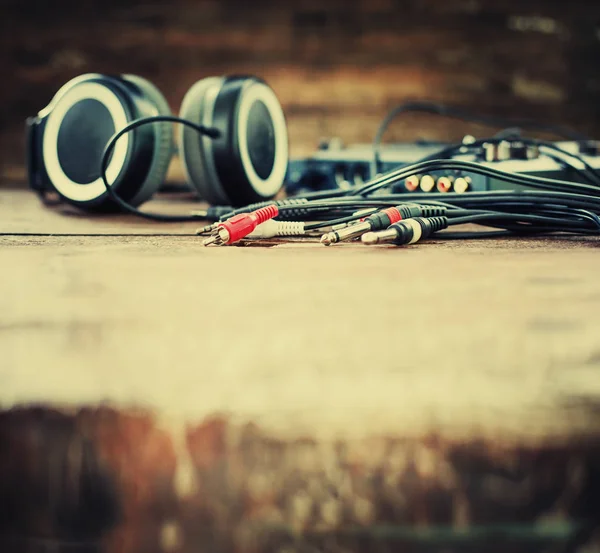 Auriculares Grandes Con Sintonizador Audio Sobre Fondo Madera — Foto de Stock