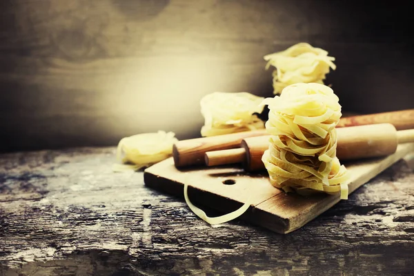 Nidos Fettuccine Con Rodillo Sobre Fondo Madera — Foto de Stock