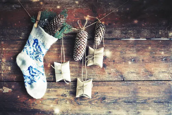 特写镜头的圣诞节袜子装饰复古风格挂在绳子上的木背景 — 图库照片