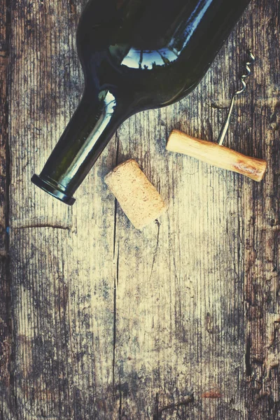 ワインのボトル コルクとコルク栓抜き木製の背景に — ストック写真