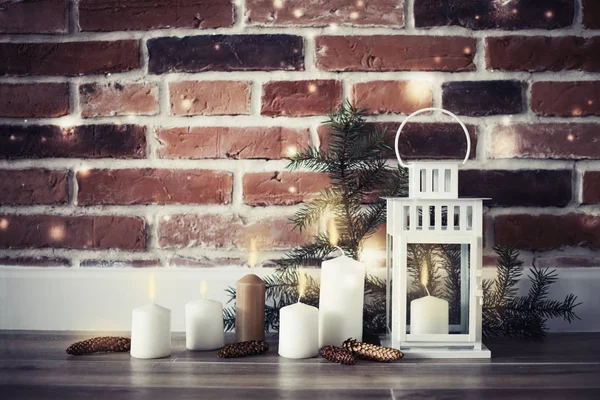 ビンテージ スタイルの床およびクリスマスの装飾にキャンドルのクローズ アップ ビュー — ストック写真