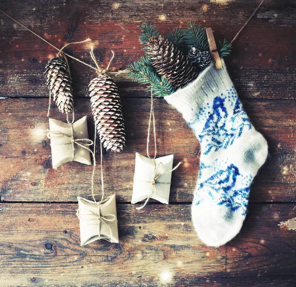 Vista Cerca Las Decoraciones Calcetines Navidad Estilo Vintage Colgando Cuerda — Foto de Stock