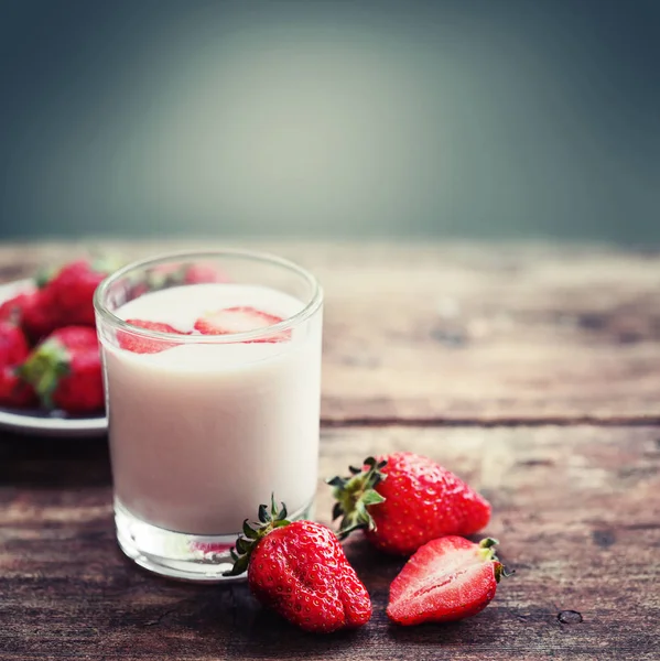 Lahodný Jahodový Jogurt Dřevěné Pozadí — Stock fotografie