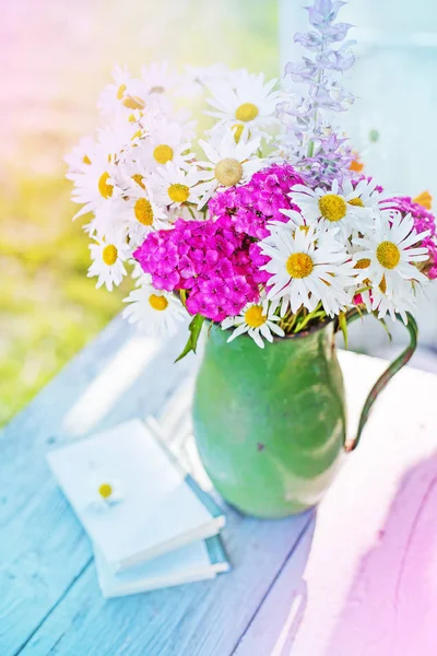 Strauß Bunter Wildblumen Vase Auf Fensterbank — Stockfoto