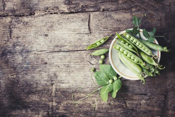 Tazón Con Guisantes Verdes Sobre Fondo Madera —  Fotos de Stock