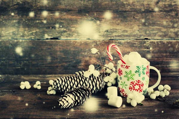Nahaufnahme Kaffeetasse Mit Marshmallows Und Weihnachtsdekoration Über Holztisch — Stockfoto