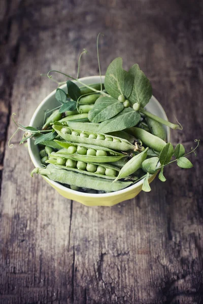 Tazón Con Guisantes Verdes Sobre Fondo Madera — Foto de Stock