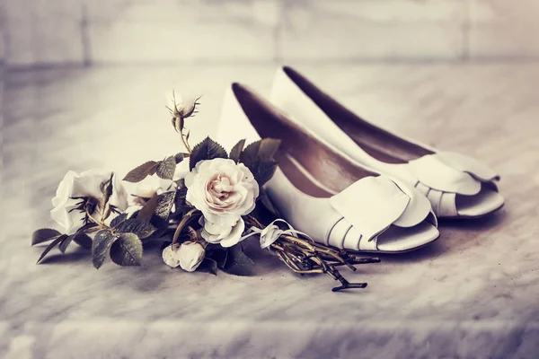 vintage ayakkabılar ve çiçekler closeup görünümü