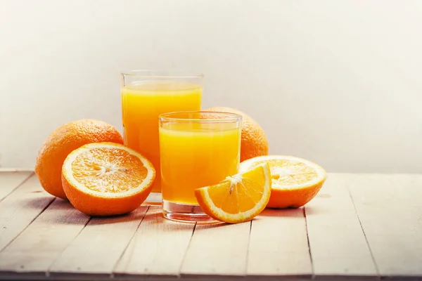 Orangensaft Mit Orangen Auf Holzgrund — Stockfoto