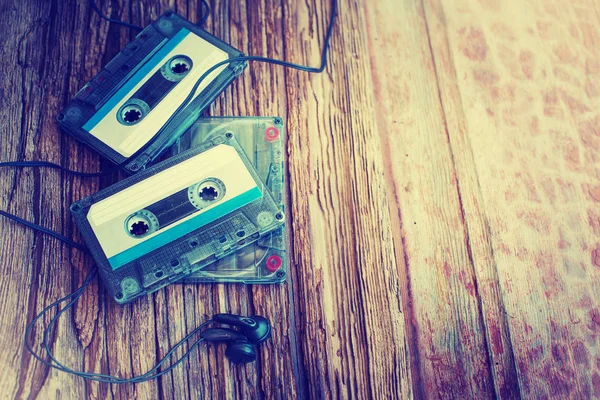 Cassettes Colorées Avec Écouteurs Sur Fond Bois — Photo