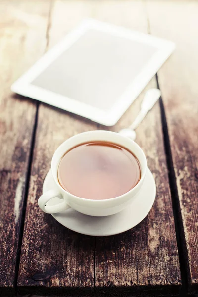 Cup Hot Tea Digital Tablet Wooden Surface — Stock Photo, Image