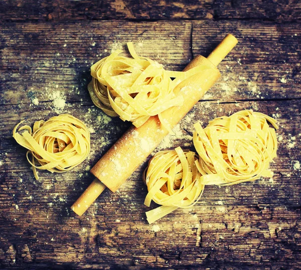 Nidos Fettuccine Con Rodillo Sobre Fondo Madera — Foto de Stock