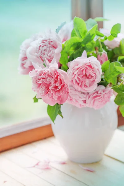 Rosa Rosen Weißer Vase Fenster — Stockfoto