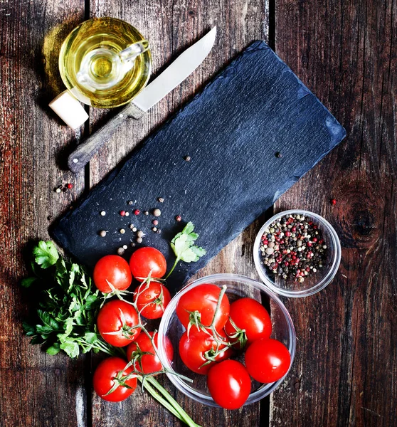 Branche Appétissante Tomates Sur Table Bois — Photo