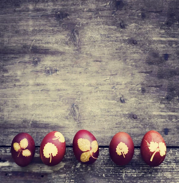 Ovos Castanhos Com Folhas Amarelas Sobre Fundo Madeira — Fotografia de Stock