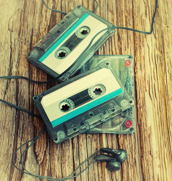 Cassettes Colorées Avec Écouteurs Sur Fond Bois — Photo