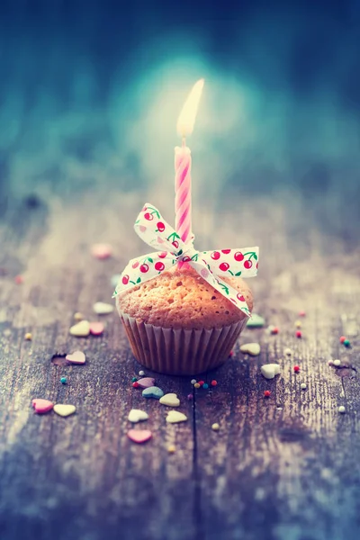 Vergrote Weergave Van Cupcake Met Kaars Kleurrijke Decoratie Houten Achtergrond — Stockfoto