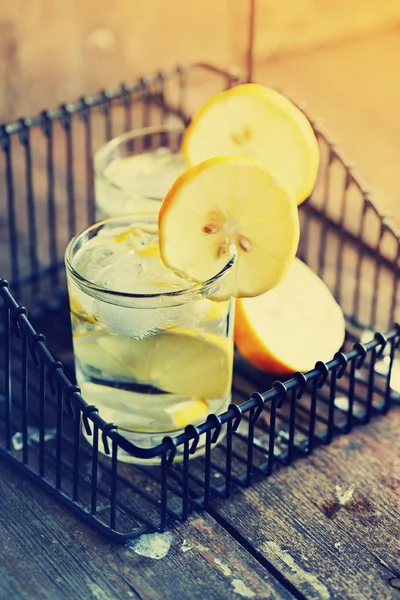 Zwei Gläser Mit Limonade Schwarzem Eisenkorb Auf Holztisch — Stockfoto