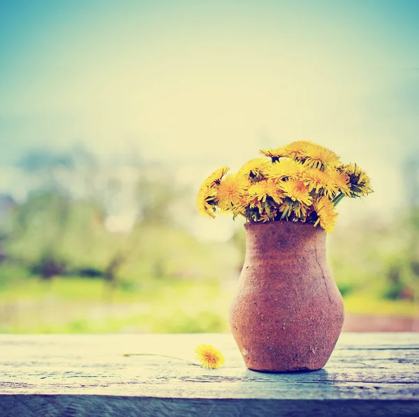 Čerstvé Řezané Pampelišky Rustikálním Váza Zahradní Stůl — Stock fotografie