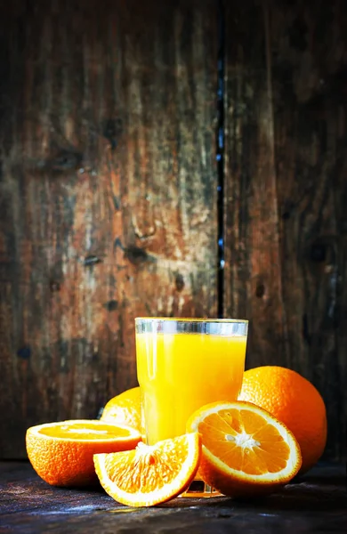 Апельсиновый Сок Апельсинами Фоне Дерева — стоковое фото