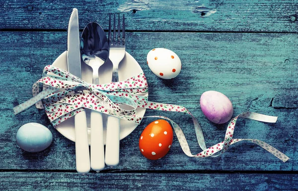 Primo Piano Vista Colorate Uova Pasqua Dipinte Utensili Cucina Sfondo — Foto Stock