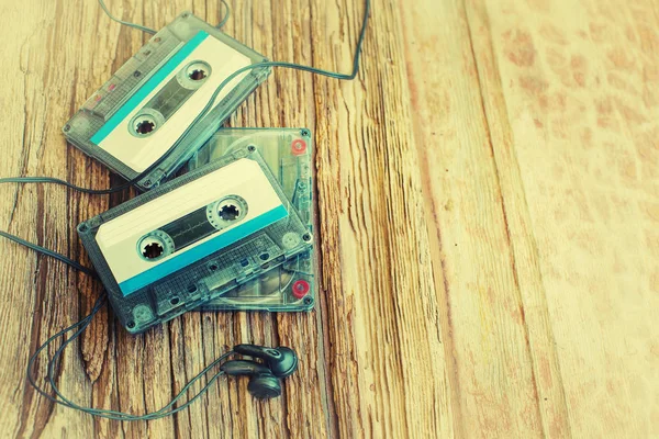 Kleurrijke Cassettes Met Koptelefoon Houten Achtergrond — Stockfoto