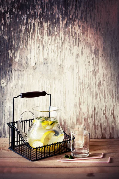 Cruche Limonade Maison Fraîche Avec Des Feuilles Menthe Dans Panier — Photo