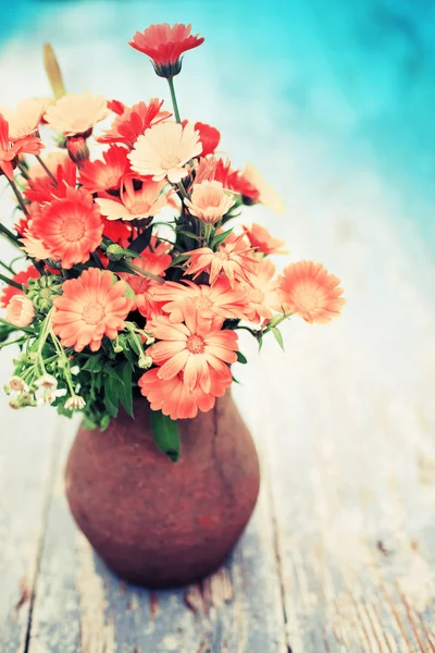 Boeket Van Rood Chrysanten Rustieke Vaas Houten Tafel — Stockfoto