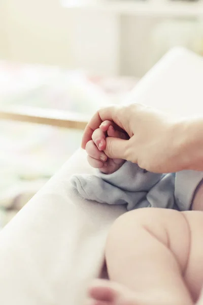 Νέο Γεννημένο Μωρό Χέρι Κρατώντας Χέρι Του Γονέα Γκρο Πλαν — Φωτογραφία Αρχείου